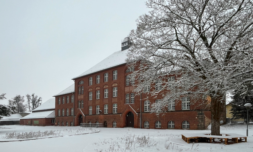 Foto des Schulgebäudes im Winter